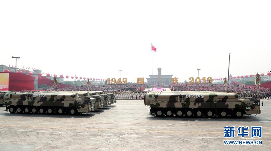  استعراض تشكيل من الصواريخ النووية الصينية دقيقة التوجيه في عرض عسكري ببكين