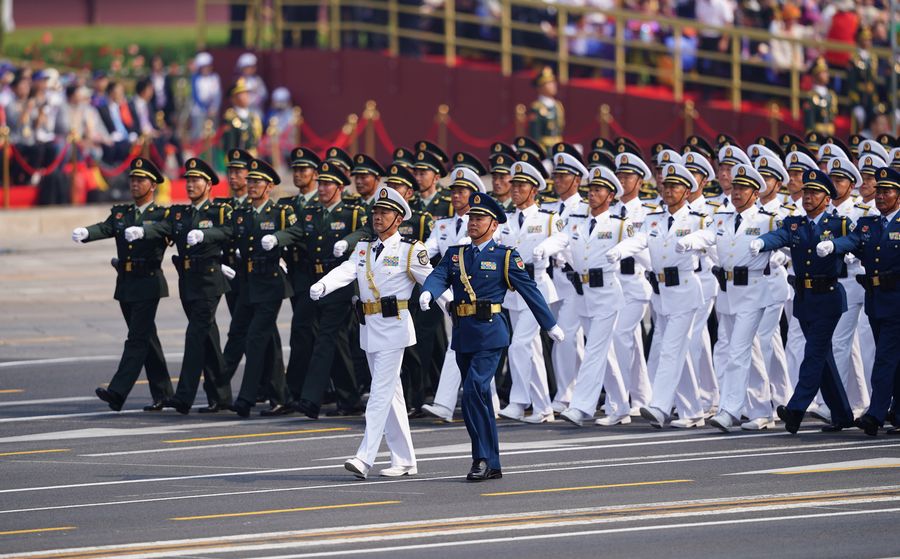 عرض تشكيل ضباط بجيش التحرير الشعبي الصيني لأول مرة في الاستعراض العسكري للعيد الوطني