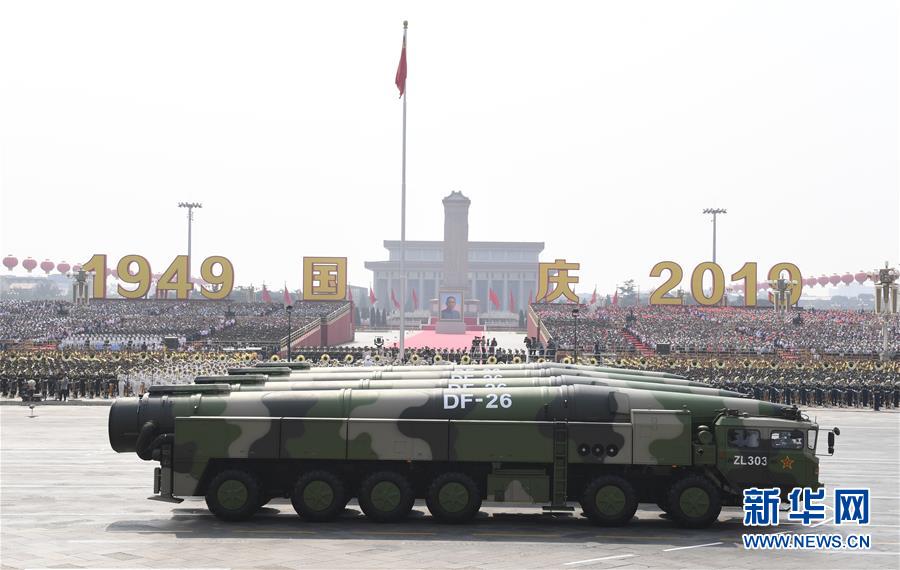 عرض صواريخ دونغفنغ-26 التقليدية والنووية في استعراض عسكري للعيد الوطني