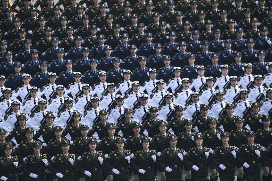 الجنرالات الاناث يشاركن في الاستعراض العسكري لأول مرة