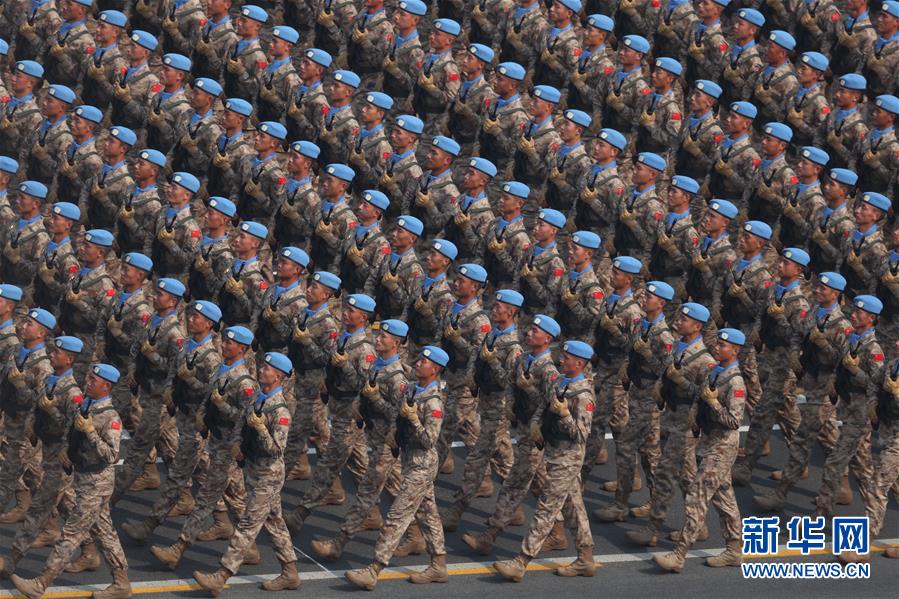 قوات حفظ السلام الصينية تظهر لاول مرة في عرض عسكري في العيد الوطني