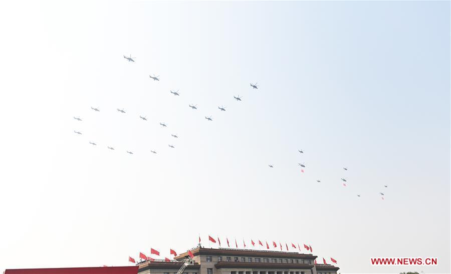 بدء العرض العسكري بتحليق سرب حراسة العلم الوطني فوق ميدان تيان آن من