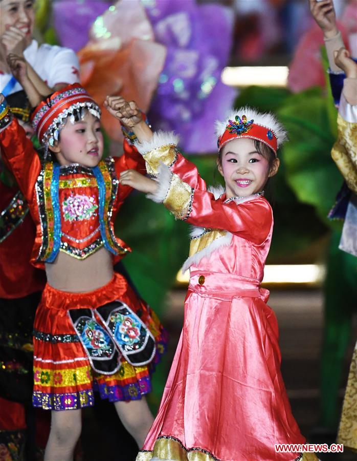 بدء حفل مسائي بمناسبة العيد الوطني في الصين