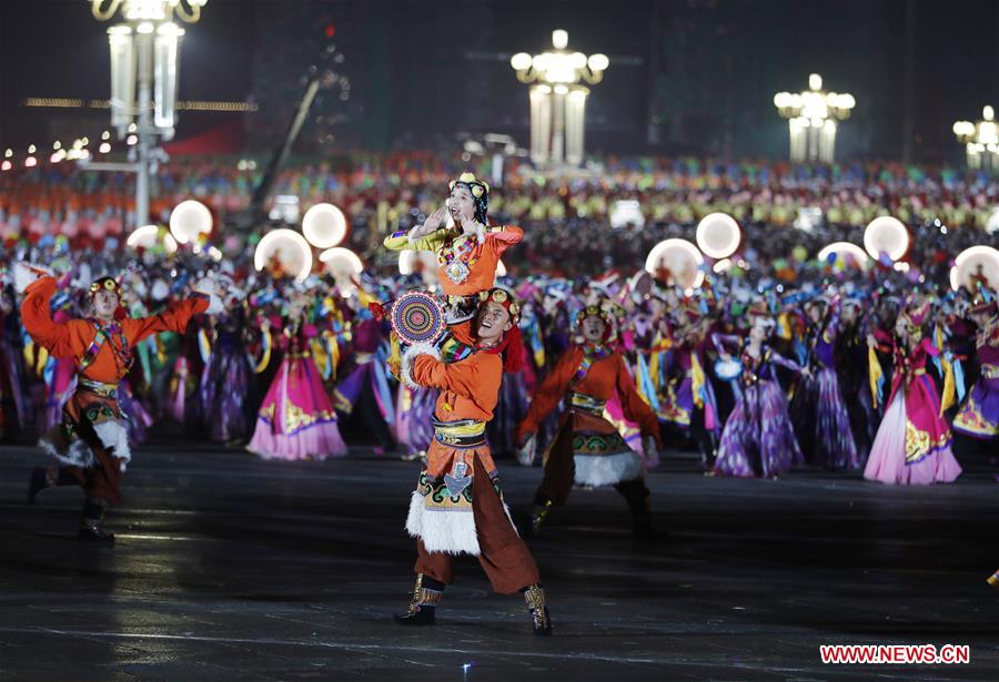 بدء حفل مسائي بمناسبة العيد الوطني في الصين