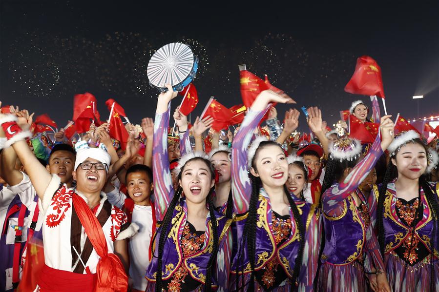 مقالة : شي يشارك الجماهير العامة في حفل مسائي بمناسبة عيد ميلاد الصين الجديدة