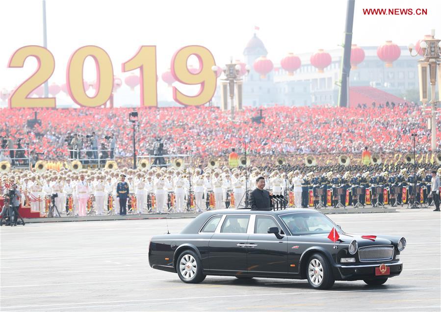 تقرير إخباري: الرئيس شي يستعرض القوات المسلحة في العيد الوطني لأول مرة