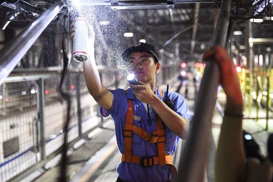 السكك الحديد الصينية تضمن سلامة النقل خلال ذروة السفر في عطلة العيد الوطني