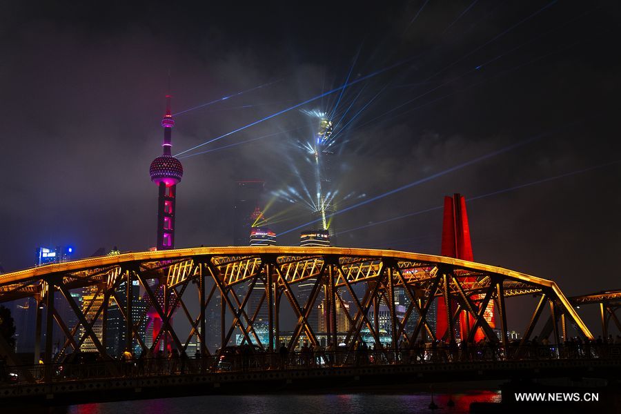 المدن الصينية تتلألأ بالعروض الضوئية احتفالا بالعيد الوطني