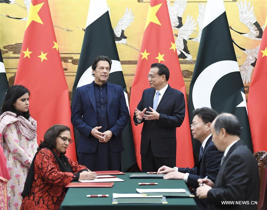 الصين وباكستان تتعهدان بتعزيز التعاون بينهما