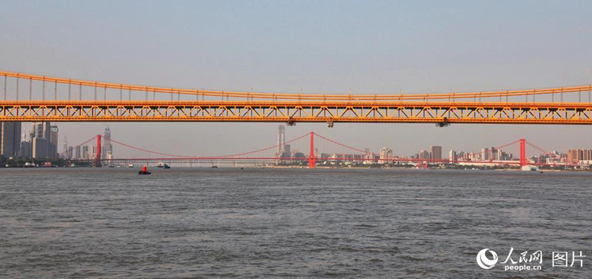 افتتاح أطول جسر معلق من طابقين في العالم أمام حركة المرور