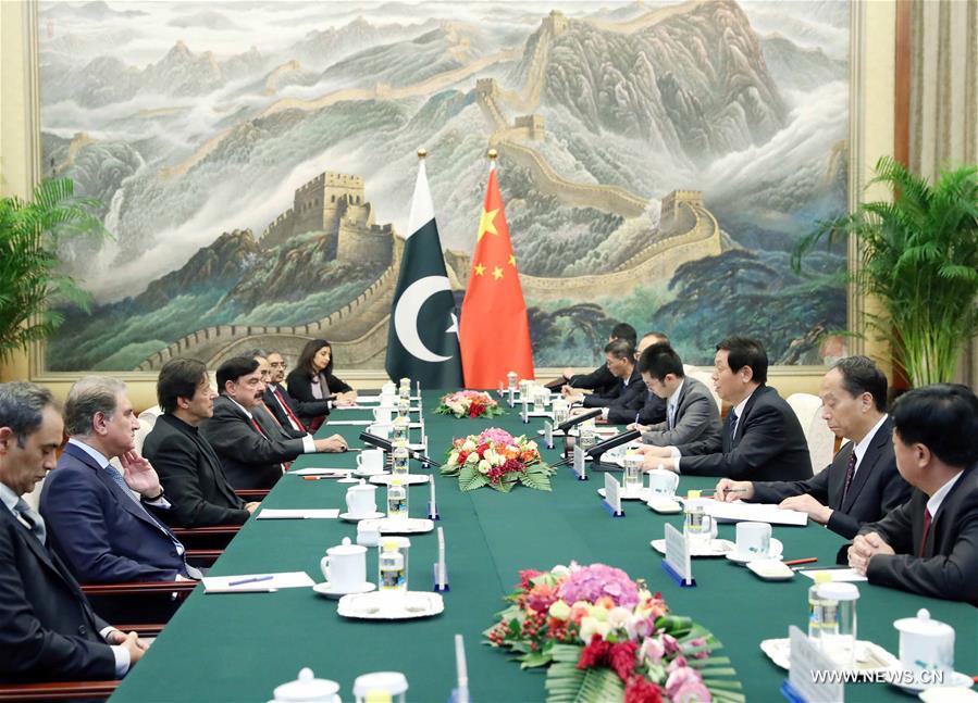 كبير المشرعين الصينيين يلتقي رئيس الوزراء الباكستاني