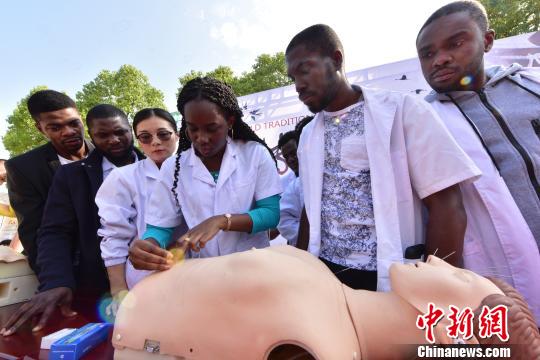 الطلاب الأجانب يجربون ثقافة الطب الصيني التقليدي