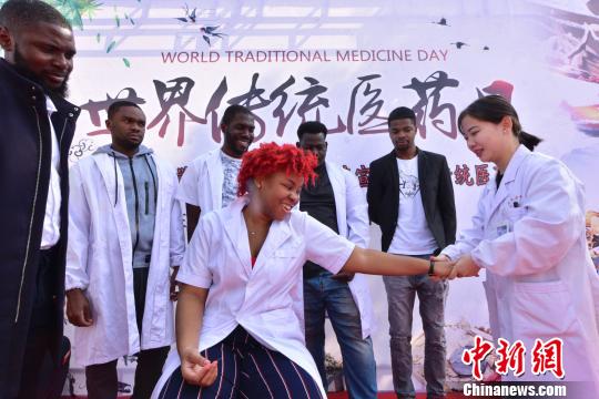 الطلاب الأجانب يجربون ثقافة الطب الصيني التقليدي