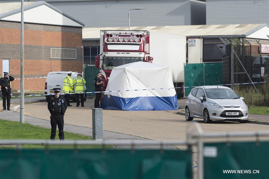 الشرطة البريطانية تعثر على 39 جثمانا بشريا في شاحنة
