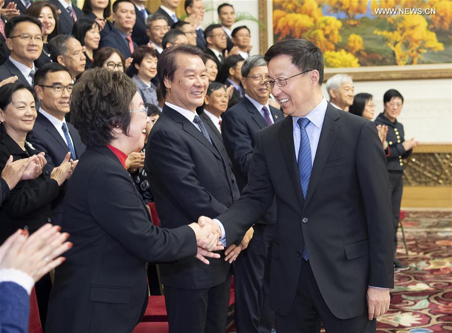 نائب رئيس مجلس الدولة الصيني يلتقي وفدا من ماكاو