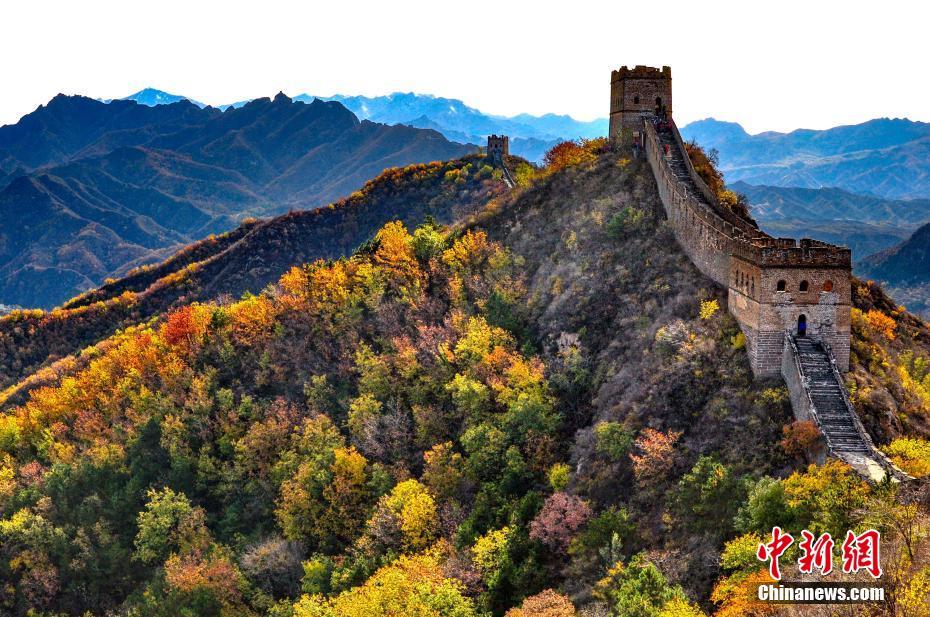 الخريف يضفي جماله على سور الصين العظيم