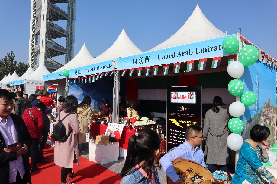 السفارة الإماراتية تشارك في بازار خيري دولي بالصين لجمع التبرعات للمدارس في المناطق الفقيرة
