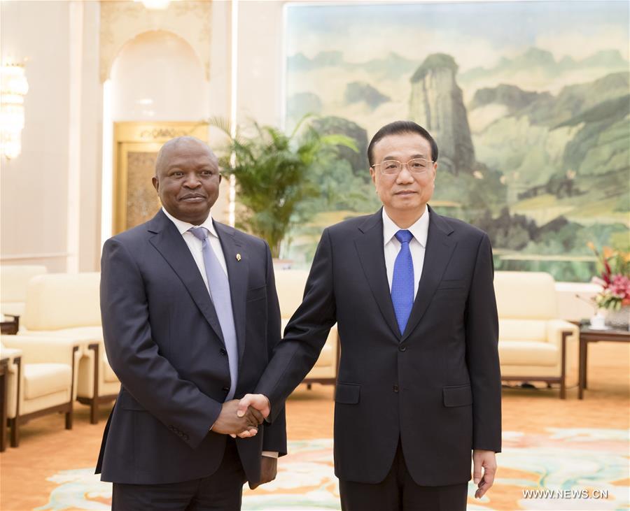 رئيس مجلس الدولة الصيني يلتقي نائب رئيس جنوب إفريقيا