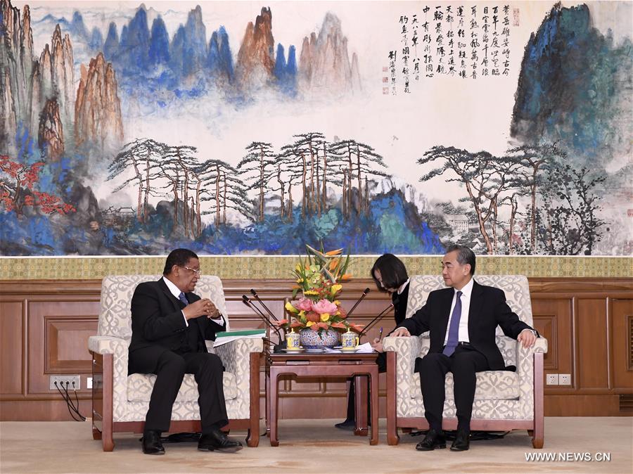 وزير الخارجية الصيني يلتقي شخصيتين مهمتين من إثيوبيا وكوبا