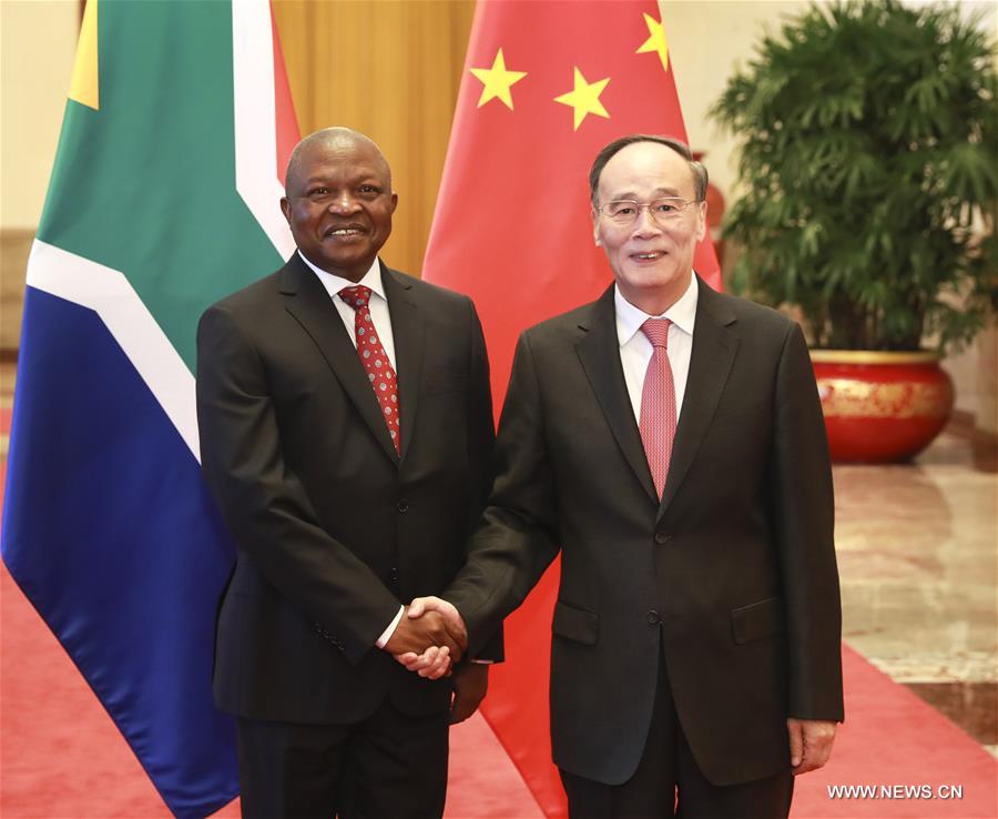 نائب الرئيس الصيني يعقد محادثات مع نائب رئيس جنوب أفريقيا
