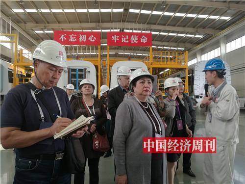 وفد الصحفيين الاجانب يزور قاعدة تصنيع القطارات فائقة السرعة بتشينغداو