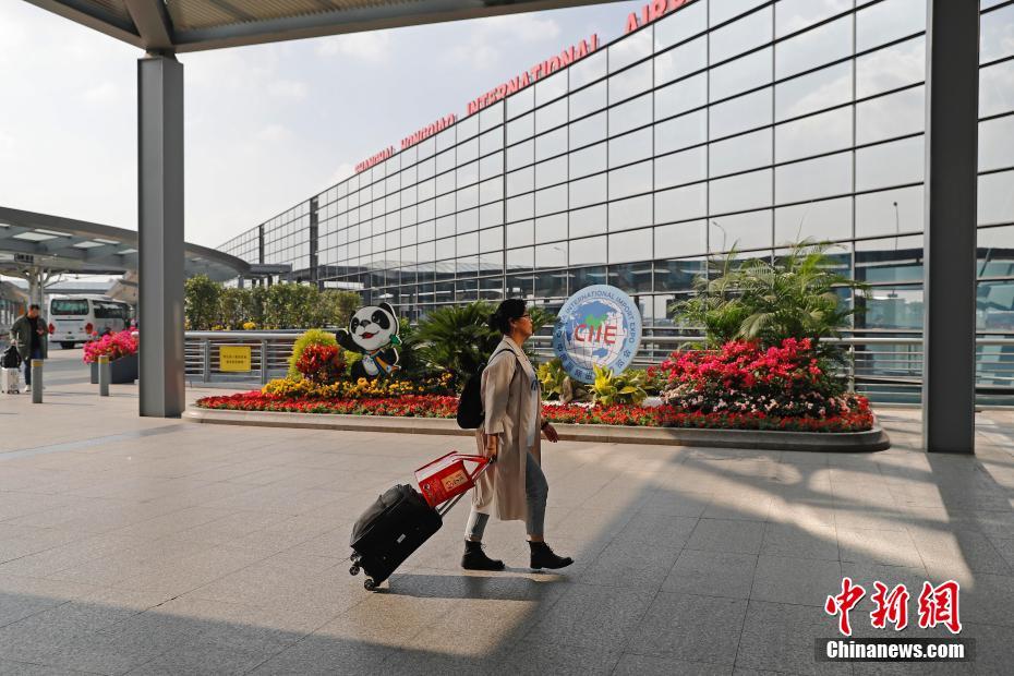 مجموعة صور: شانغهاي مستعدة لافتتاح الدورة الثانية من معرض الصين الدولي للاستيراد