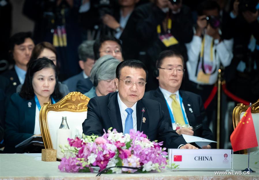 تقرير إخباري: رئيس مجلس الدولة الصيني يحث على مزيد من التضامن والتنسيق في إطار الآسيان+3