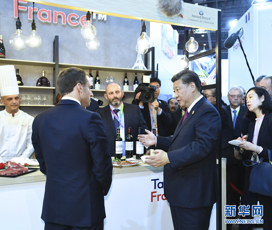 شي وقادة أجانب يقومون بجولة في معرض الصين الدولي الثاني للواردات