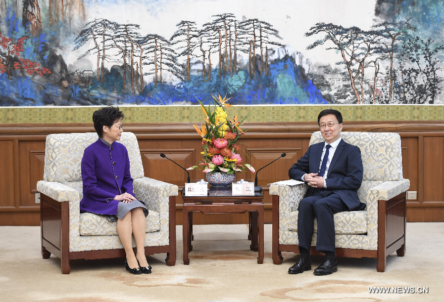 نائب رئيس مجلس الدولة الصيني يلتقي الرئيسة التنفيذية لمنطقة هونغ كونغ الإدارية الخاصة 