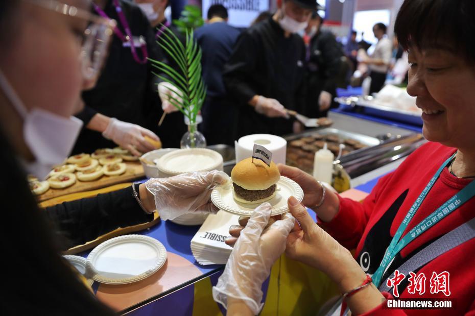 لحم الهمبرغر الاصطناعي يجذب زوار الدورة الثانية لمعرض الصين الدولي للاستيراد بشنغهاي