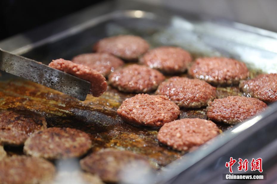 لحم الهمبرغر الاصطناعي يجذب زوار الدورة الثانية لمعرض الصين الدولي للاستيراد بشنغهاي