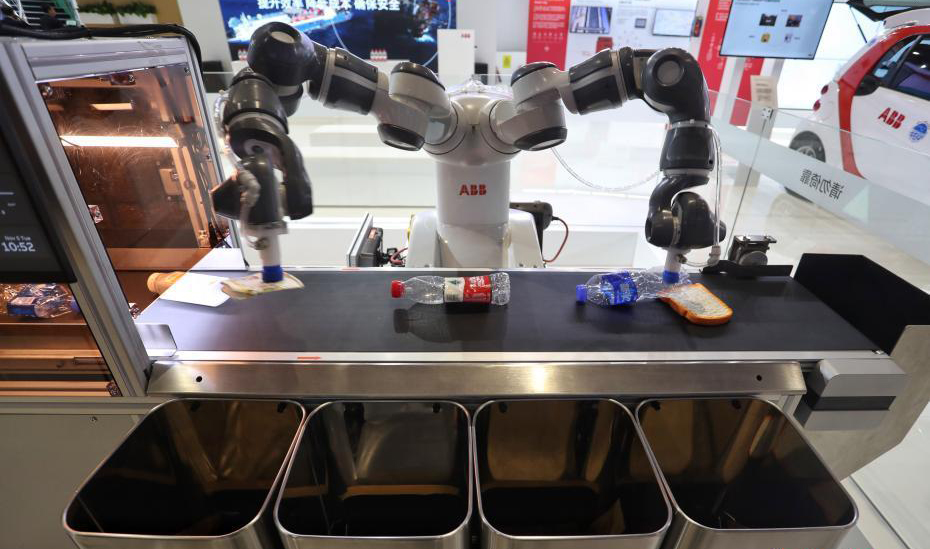 روبوت فرز النفايات يلفت أنظار الزوار في معرض الصين الدولي للاستيراد