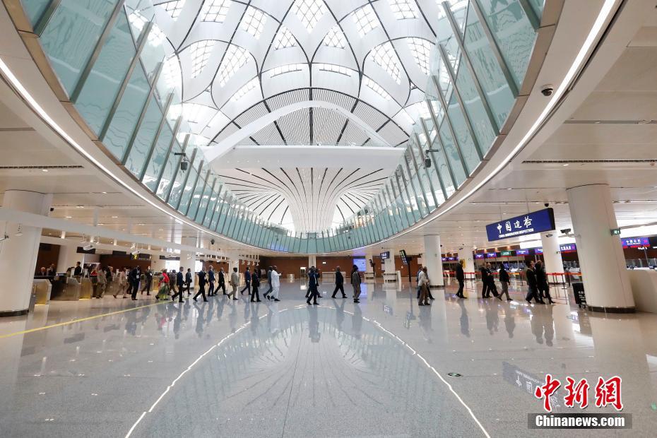 المبعوثون الدبلوماسيون الأجانب يزورون مطار بكين داشينغ الدولي الجديد