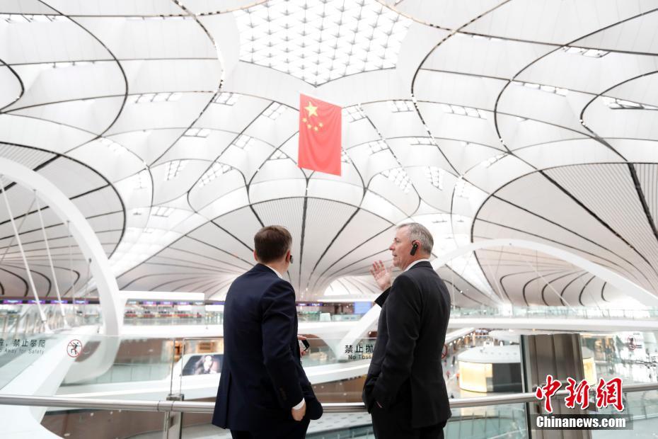 المبعوثون الدبلوماسيون الأجانب يزورون مطار بكين داشينغ الدولي الجديد