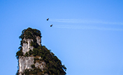 طيارا جناح نفاث فرنسيان يعبران أعلى كهف جبلي فى العالم بوسط الصين