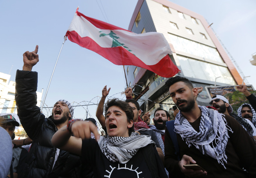 لبنانيون يتظاهرون قرب السفارة الأمريكية احتجاجا على تدخلات الولايات المتحدة في شؤون البلاد