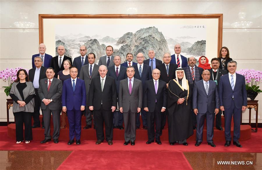 وزير الخارجية الصيني يلتقي ضيوفا أجانب لبحث أمن الشرق الأوسط