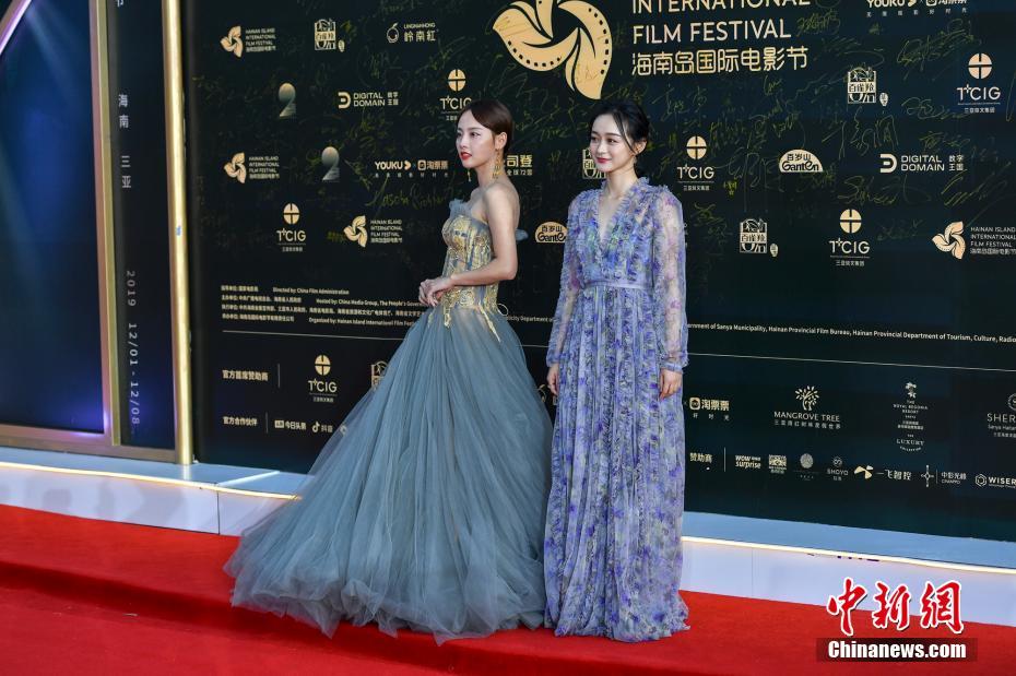 بالصور: تألق النجوم الصينيين والأجانب في مهرجان هاينان السينمائي الدولي