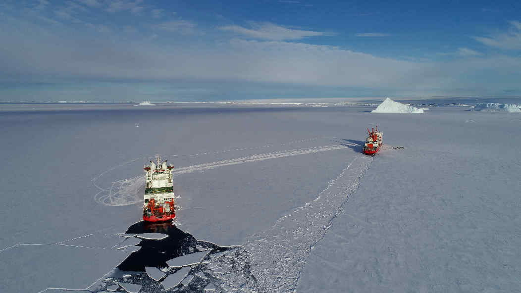  كاسحتا الجليد الصينيتان في أنتاركتيكا