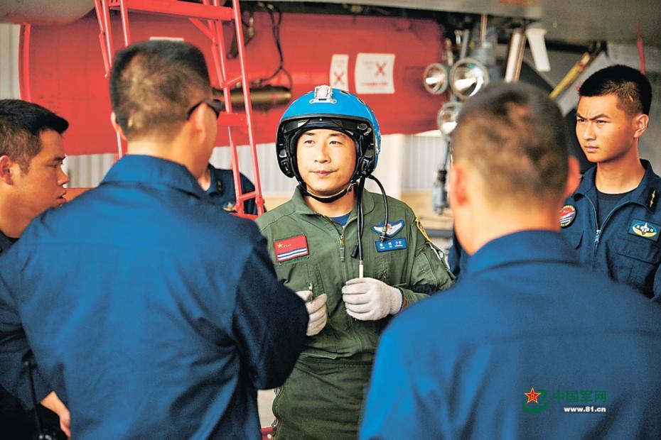 طيران البحرية الصينية يجري تدريبات على التزود بالوقود في الجو ببحر بوهاي