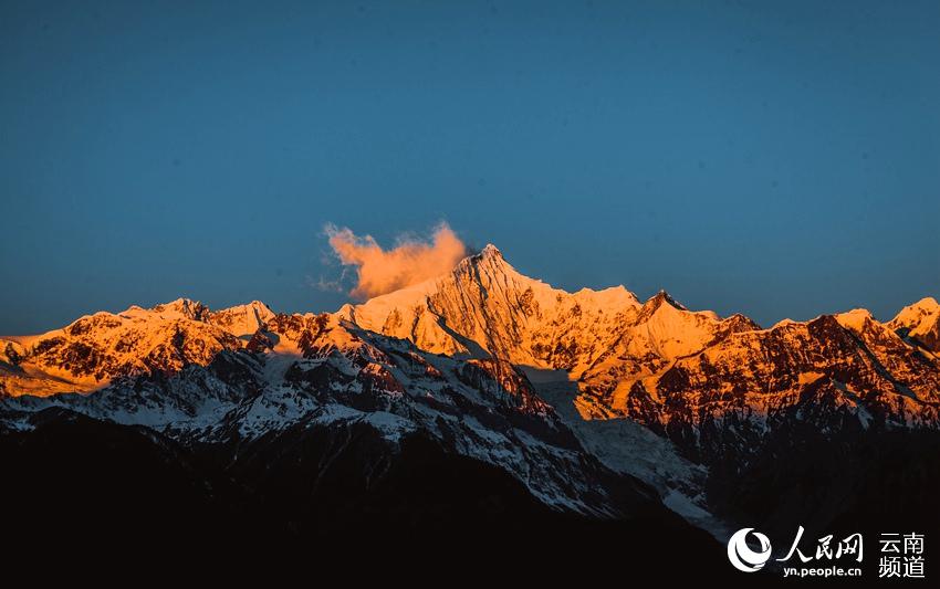 مناظر طبيعية فريدة الجمال .. أشعة الشمس الذهبية تعانق قمة جبال ميلي الثلجية بيونان الصينية