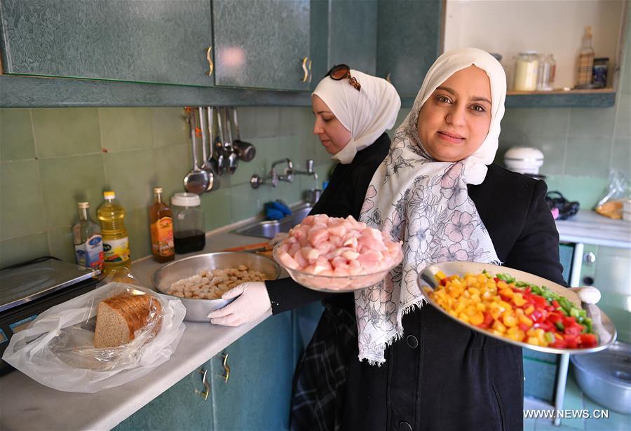 تحقيق إخباري: سيدة سورية تمتهن الطبخ المنزلي كوسيلة لكسب العيش خلال الحرب