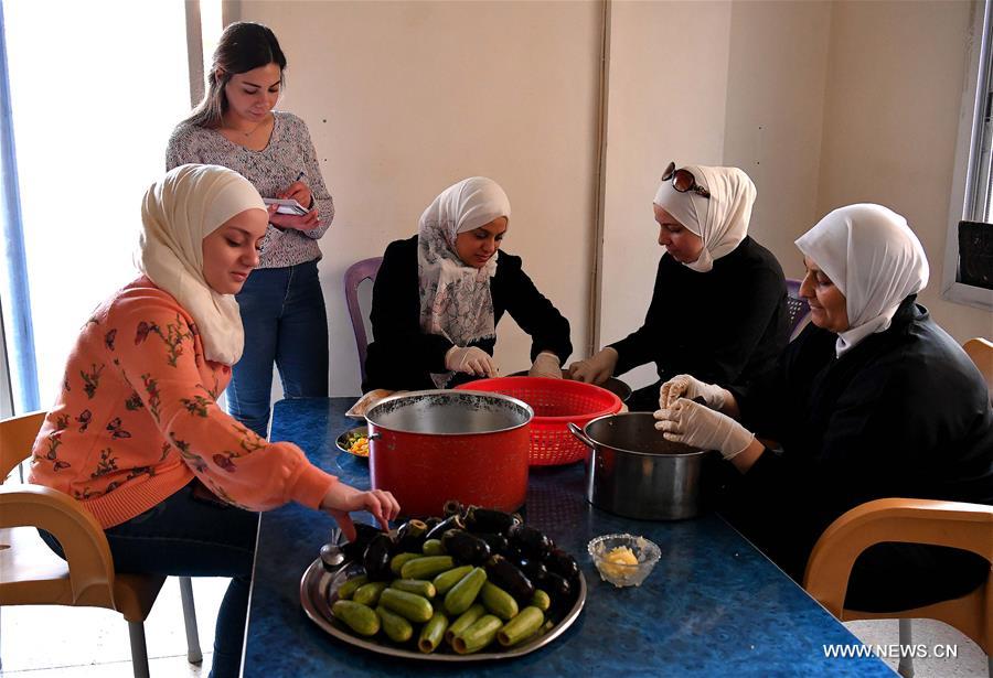 تحقيق إخباري: سيدة سورية تمتهن الطبخ المنزلي كوسيلة لكسب العيش خلال الحرب