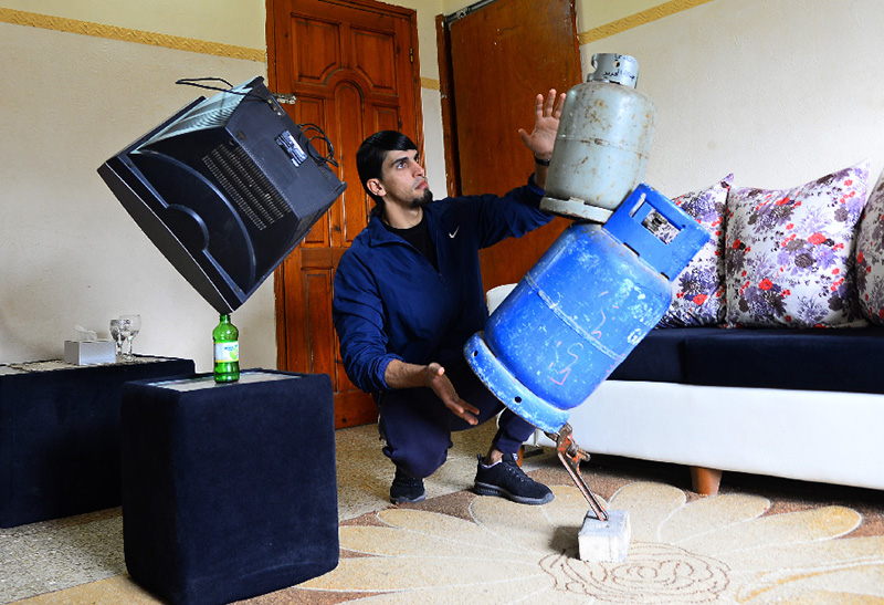 شاب فلسطيني من غزة يتحدى الجاذبية الأرضية بإتقان فن التوازن