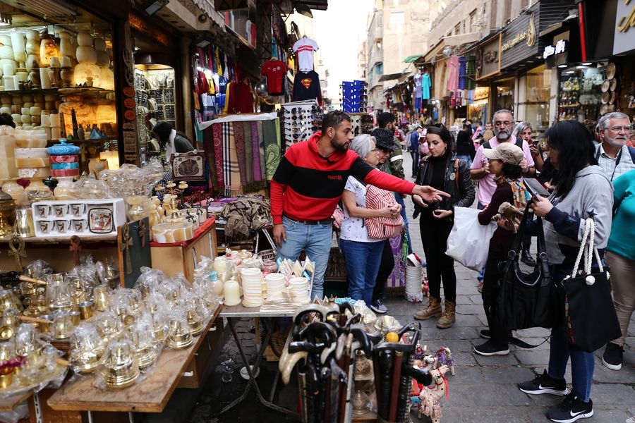 مقالة : السياح الصينيون يحيون سوق خان الخليلي الشهير في القاهرة بعد فترة من الركود