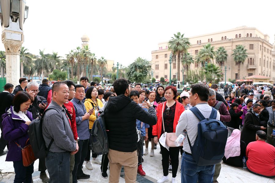 مقالة : السياح الصينيون يحيون سوق خان الخليلي الشهير في القاهرة بعد فترة من الركود
