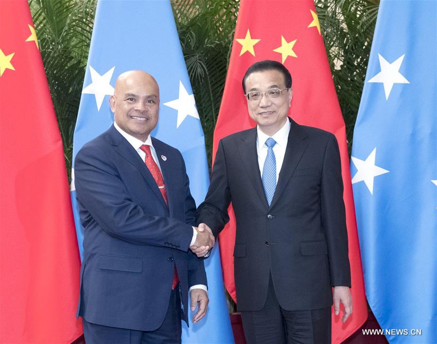 رئيس مجلس الدولة الصيني يدعو إلى تعزيز التعاون مع ميكرونيزيا بشأن التغير المناخي ومصايد الأسماك