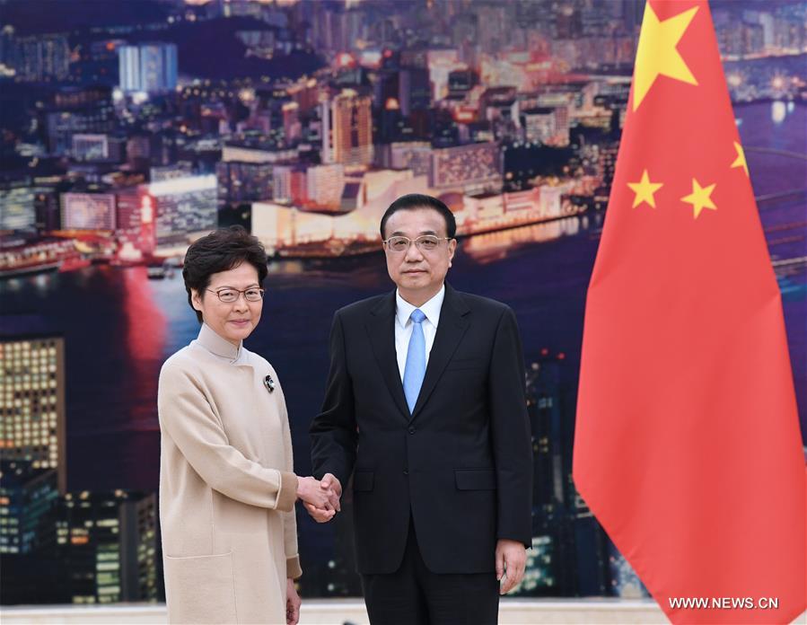 رئيس مجلس الدولة لي يلتقي الرئيسة التنفيذية لمنطقة هونغ كونغ الإدارية الخاصة