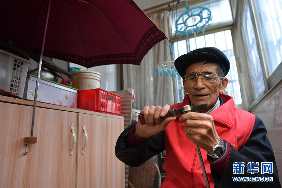 مسن سبعيني صيني يوفر 