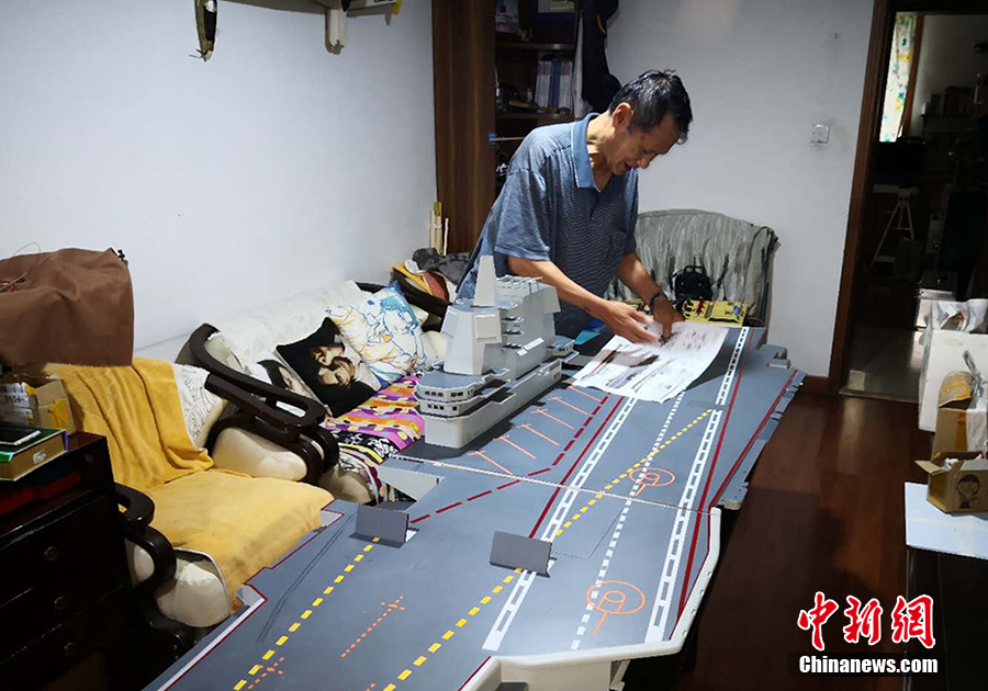 مسنون صينيون يصنعون مجسّما لحاملة طائرات